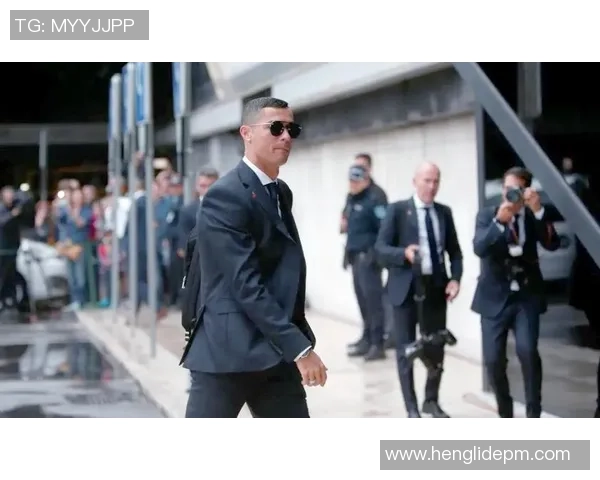 穿西装的C罗：足球场外的魅力与时尚担当