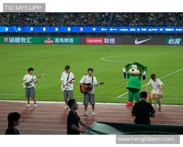 足球巨星叉腰自信姿态展现无畏风采,凝聚全场目光的瞬间 足球巨星叉腰自信姿态展现无畏风采,凝聚全场目光的瞬间