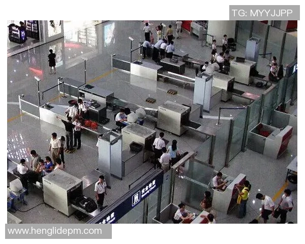 足球球星经历机场安检全程:专属通道与常规检查的碰撞 足球球星经历机场安检全程:专属通道与常规检查的碰撞